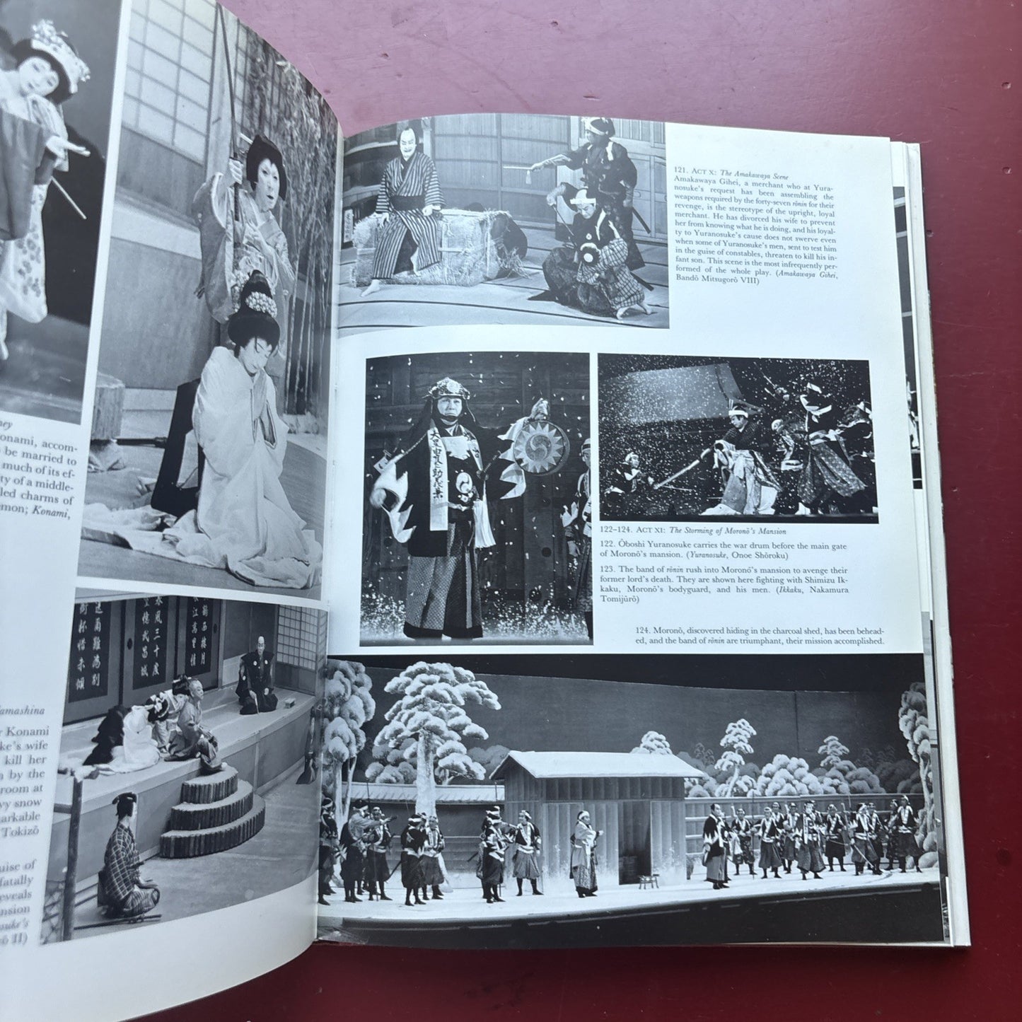 KABUKI Japanese Theater by Masakatsu Gunji and Chiaki Yoshida Costumes Kodansha