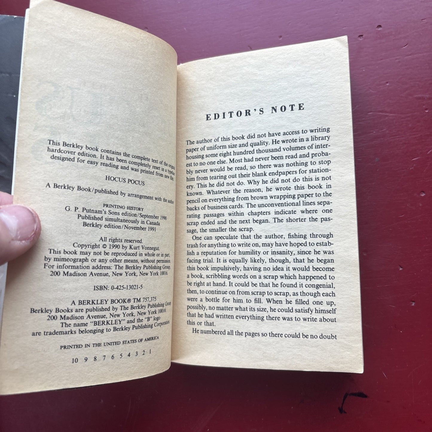 HOCUS POCUS Kurt Vonnegut New York Times Bestseller Paperback Book Comedy Satire