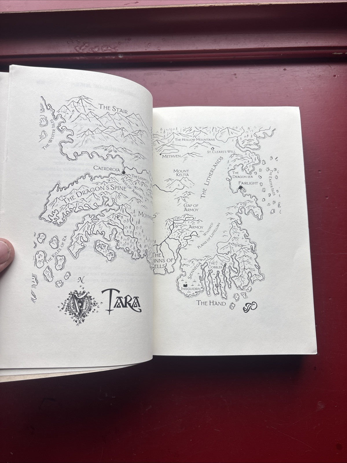 THE HEDGE OF MIST: A BOOK OF THE KELTIAD (TALES OF ARTHUR Vol 3)