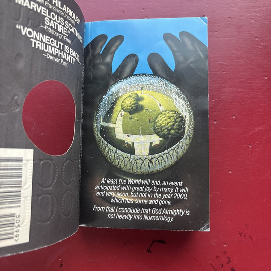HOCUS POCUS Kurt Vonnegut New York Times Bestseller Paperback Book Comedy Satire