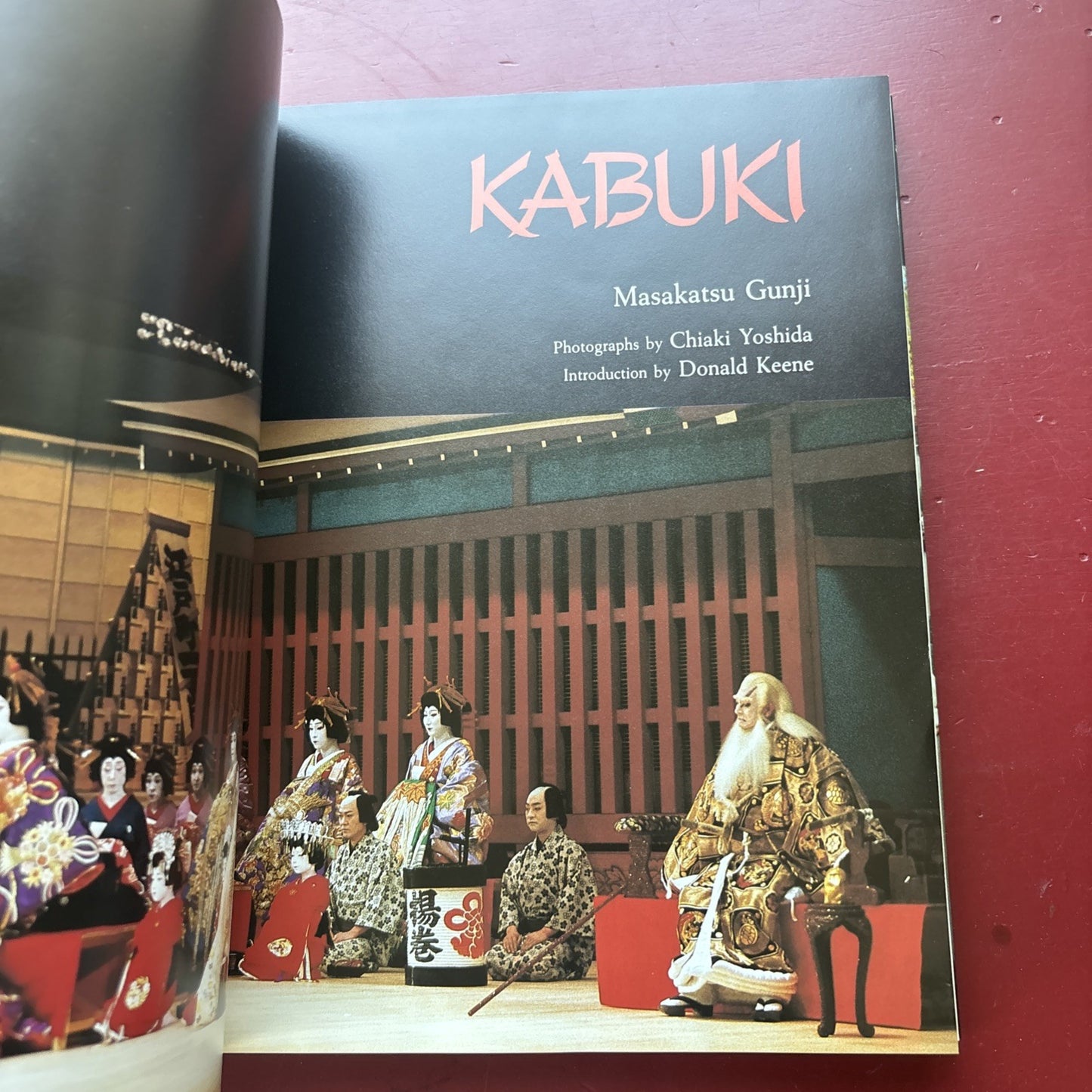 KABUKI Japanese Theater by Masakatsu Gunji and Chiaki Yoshida Costumes Kodansha