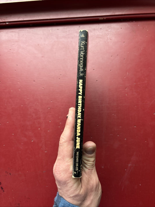 Kurt Vonnegut, Jr. HAPPY BIRTHDAY WANDA JUNE 1971 Delta 3rd Printing