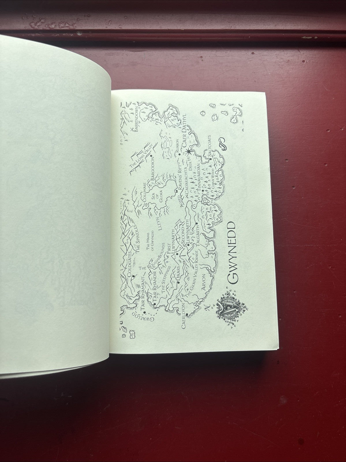 THE HEDGE OF MIST: A BOOK OF THE KELTIAD (TALES OF ARTHUR Vol 3)